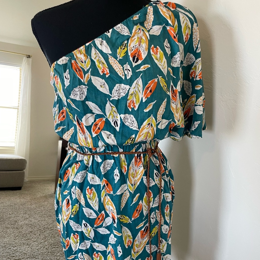 NWOT One sleeve dress with belt- size small
